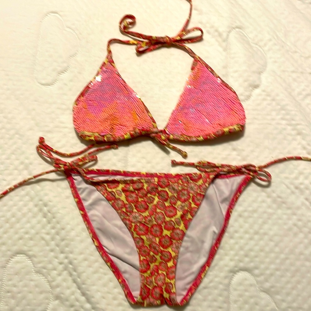 Victoria’s Secret Bikini, large top, small bottoms